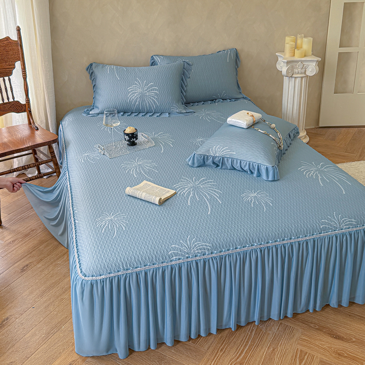 91家纺网 家纺一手货源 找家纺 亿品家纺 2026新款550克PE高分子单泡提花凉感复合床裙款凉席 雾澜花火-蓝(不复合)