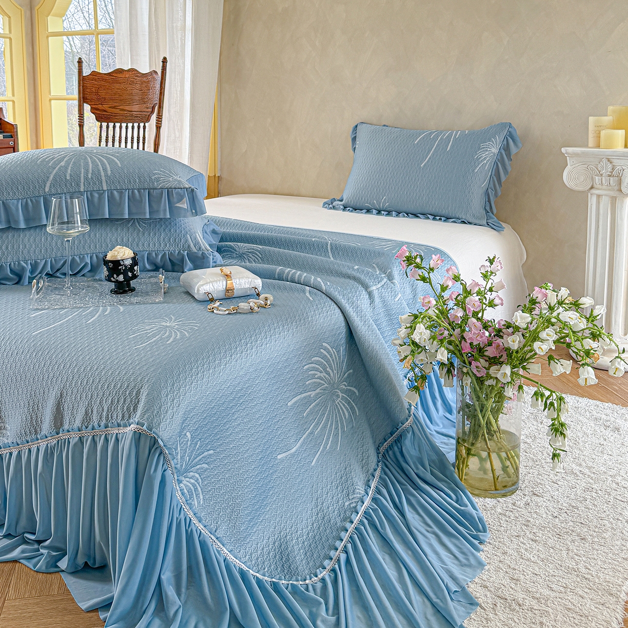 91家纺网 家纺一手货源 找家纺 亿品家纺 2026新款550克PE高分子单泡提花凉感复合床裙款凉席 雾澜花火-蓝(不复合)