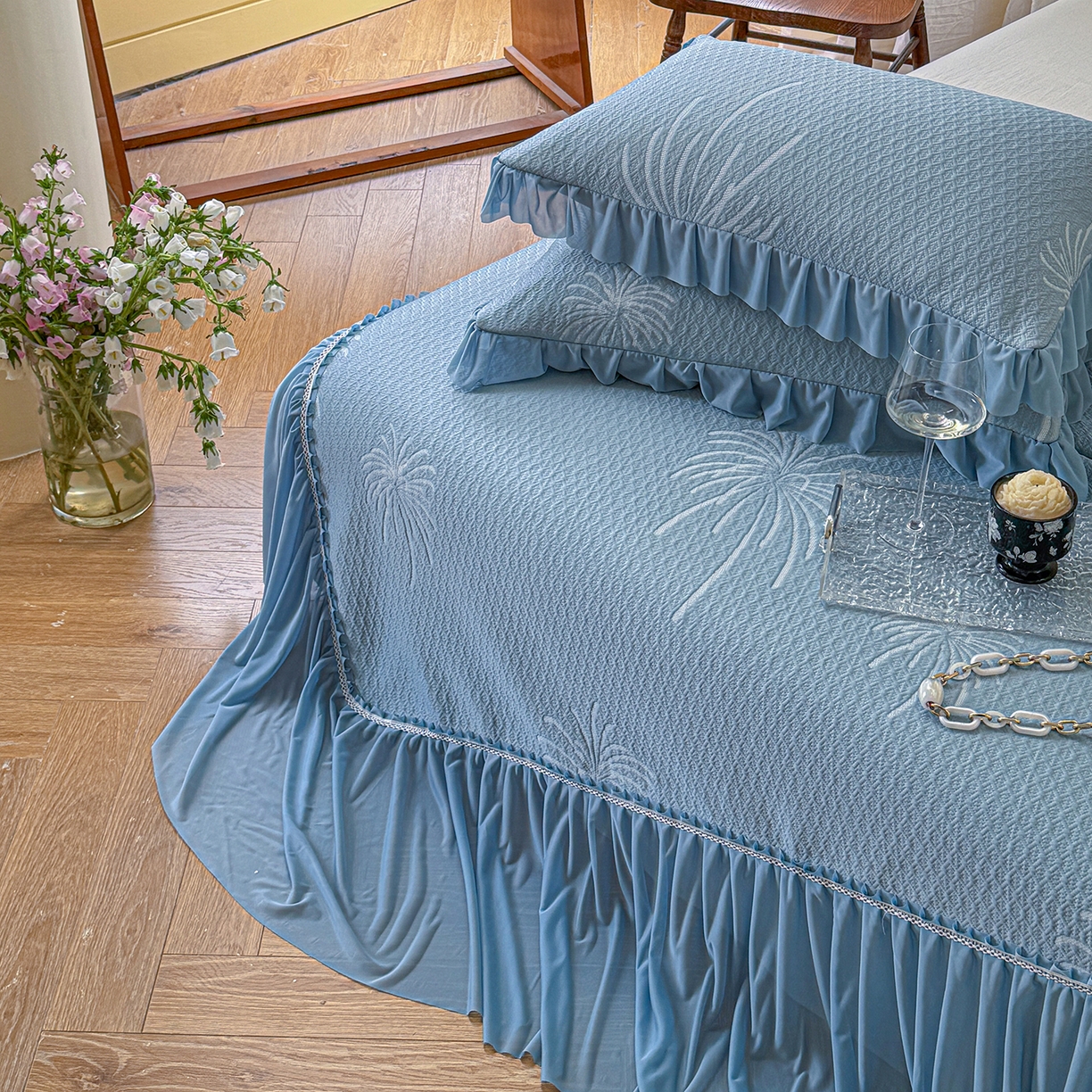 91家纺网 家纺一手货源 找家纺 亿品家纺 2026新款550克PE高分子单泡提花凉感复合床裙款凉席 雾澜花火-蓝(不复合)