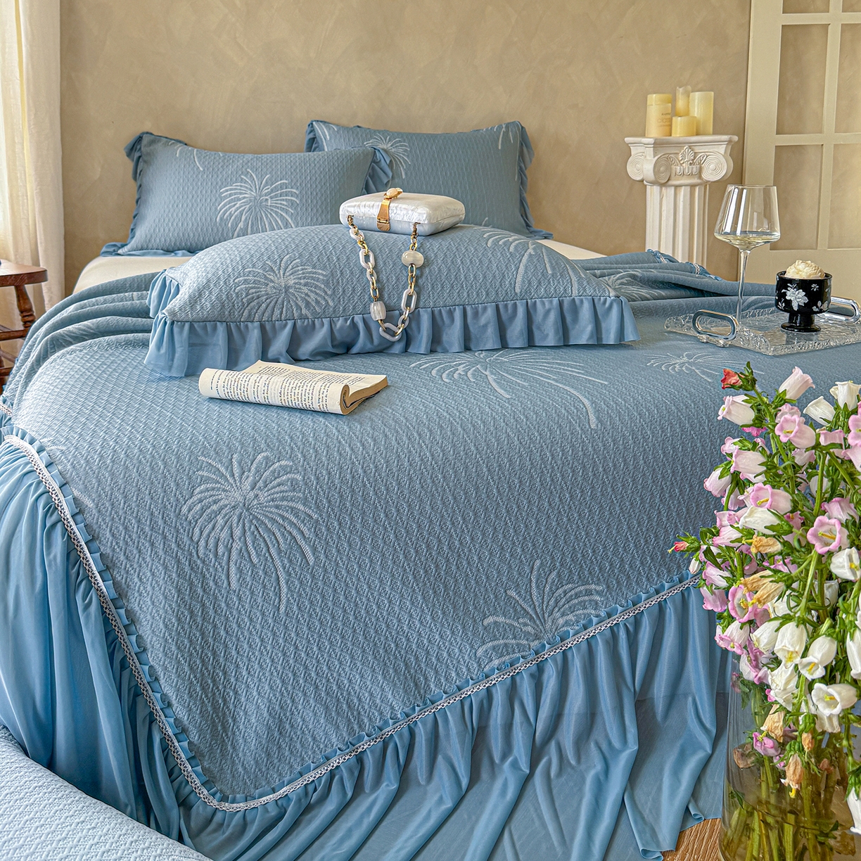 91家纺网 家纺一手货源 找家纺 亿品家纺 2026新款550克PE高分子单泡提花凉感复合床裙款凉席 雾澜花火-蓝(不复合)