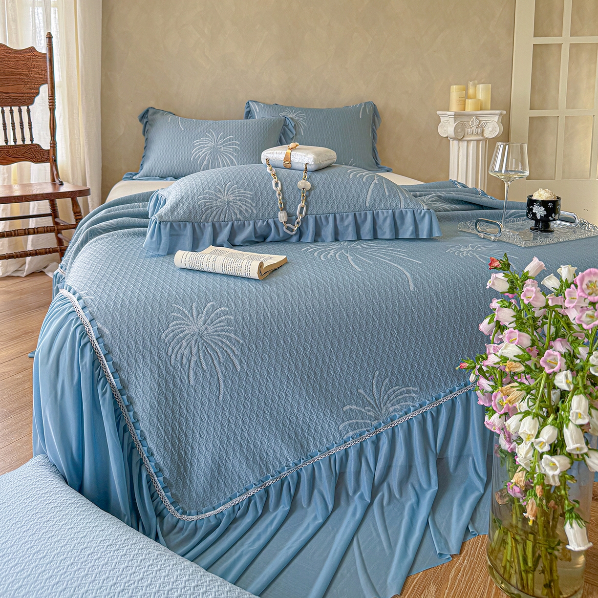 91家纺网 家纺一手货源 找家纺 亿品家纺 2026新款550克PE高分子单泡提花凉感复合床裙款凉席 雾澜花火-蓝(不复合)