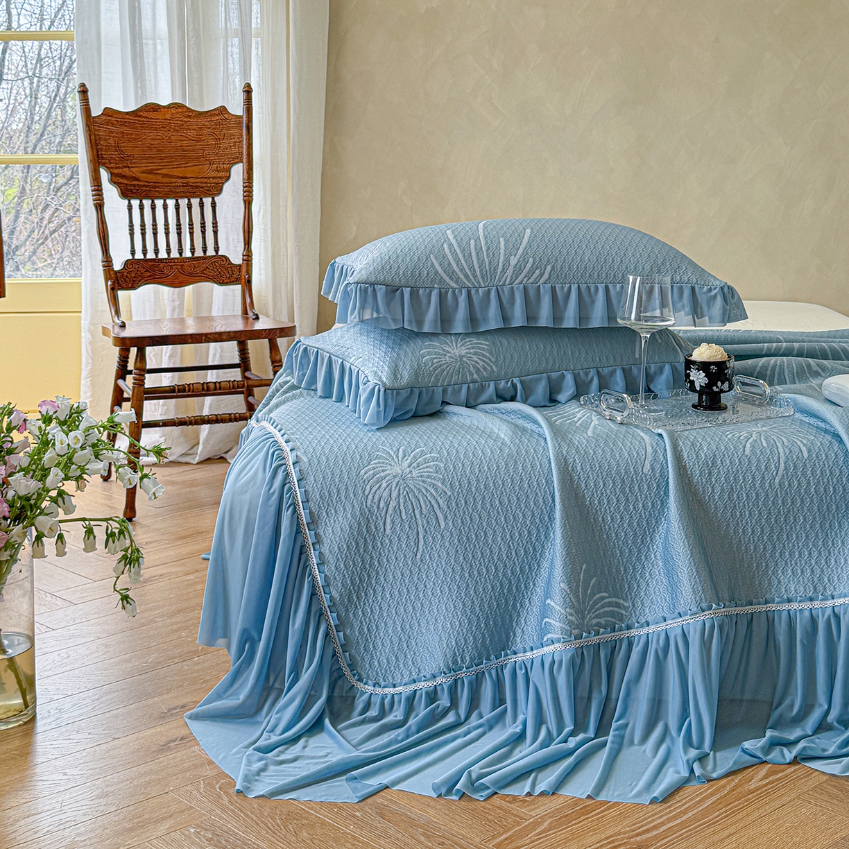 91家纺网 家纺一手货源 找家纺 亿品家纺 2026新款550克PE高分子单泡提花凉感复合床裙款凉席 雾澜花火-蓝(不复合)