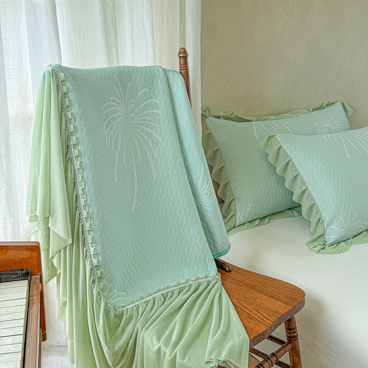 91家纺网 家纺一手货源 找家纺 亿品家纺 2026新款550克PE高分子单泡提花凉感复合床裙款凉席 雾澜花火-绿(不复合)