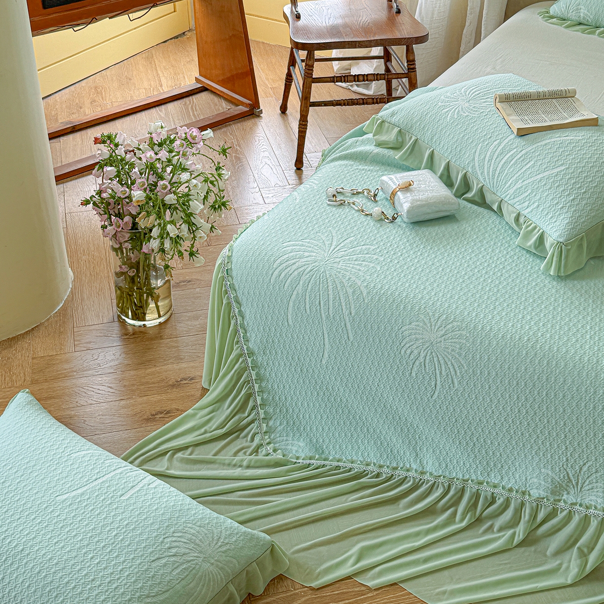 91家纺网 家纺一手货源 找家纺 亿品家纺 2026新款550克PE高分子单泡提花凉感复合床裙款凉席 雾澜花火-绿(不复合)