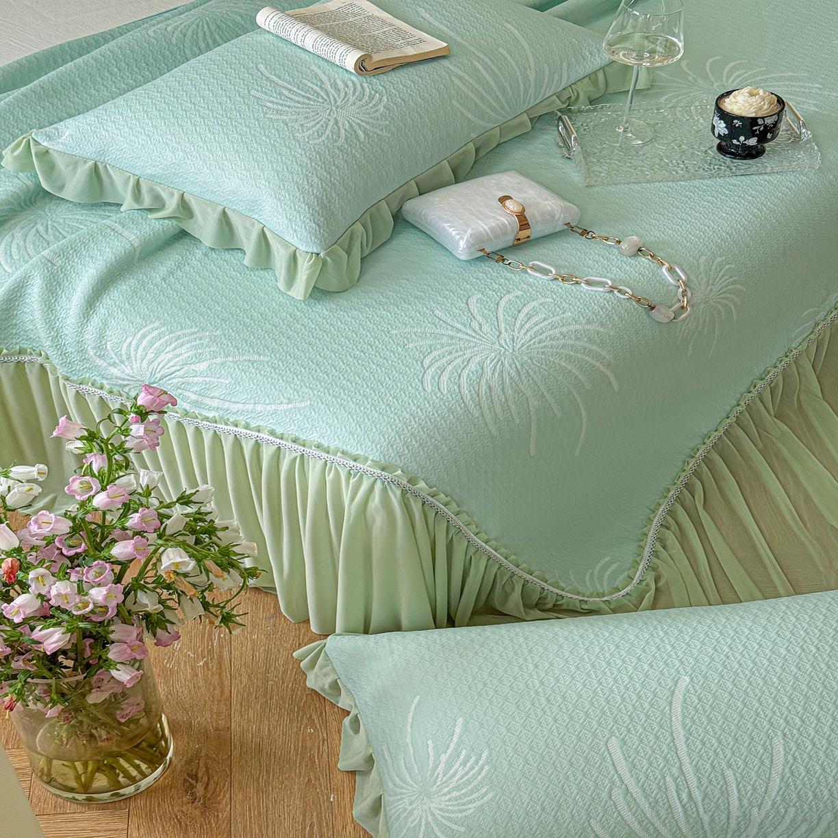 91家纺网 家纺一手货源 找家纺 亿品家纺 2026新款550克PE高分子单泡提花凉感复合床裙款凉席 雾澜花火-绿(不复合)