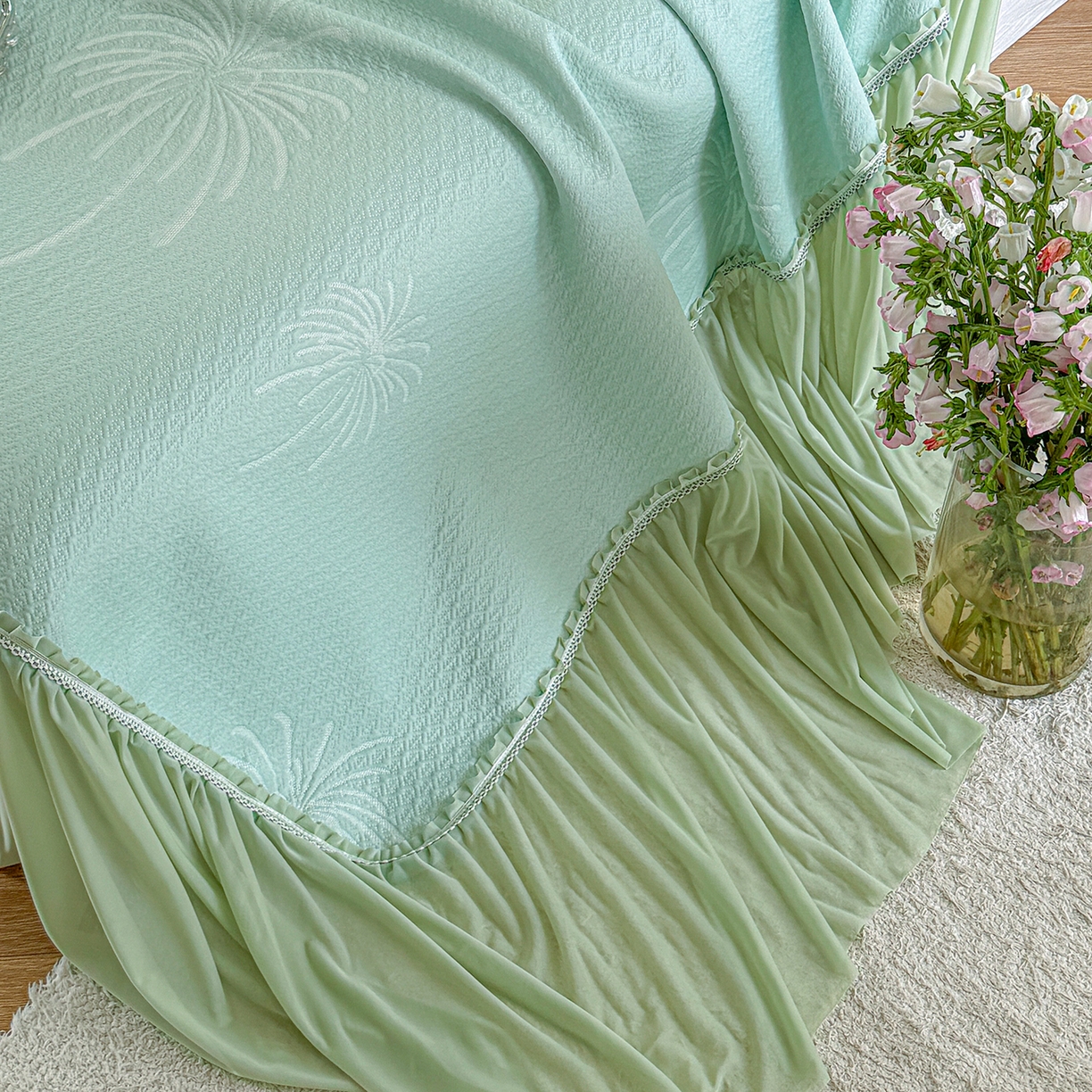 91家纺网 家纺一手货源 找家纺 亿品家纺 2026新款550克PE高分子单泡提花凉感复合床裙款凉席 雾澜花火-绿(不复合)