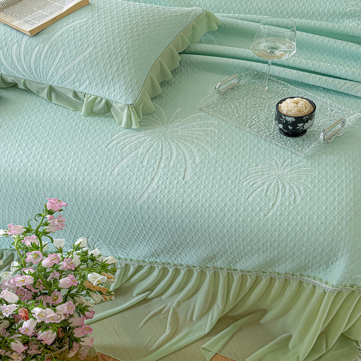 91家纺网 家纺一手货源 找家纺 亿品家纺 2026新款550克PE高分子单泡提花凉感复合床裙款凉席 雾澜花火-绿(不复合)