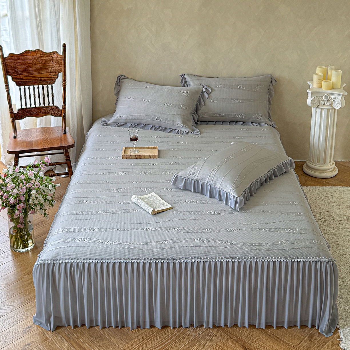 91家纺网 家纺一手货源 找家纺 亿品家纺 2026新款550克PE高分子单泡提花凉感复合床裙款凉席 雾夏花眠-灰(加厚三明治复合)