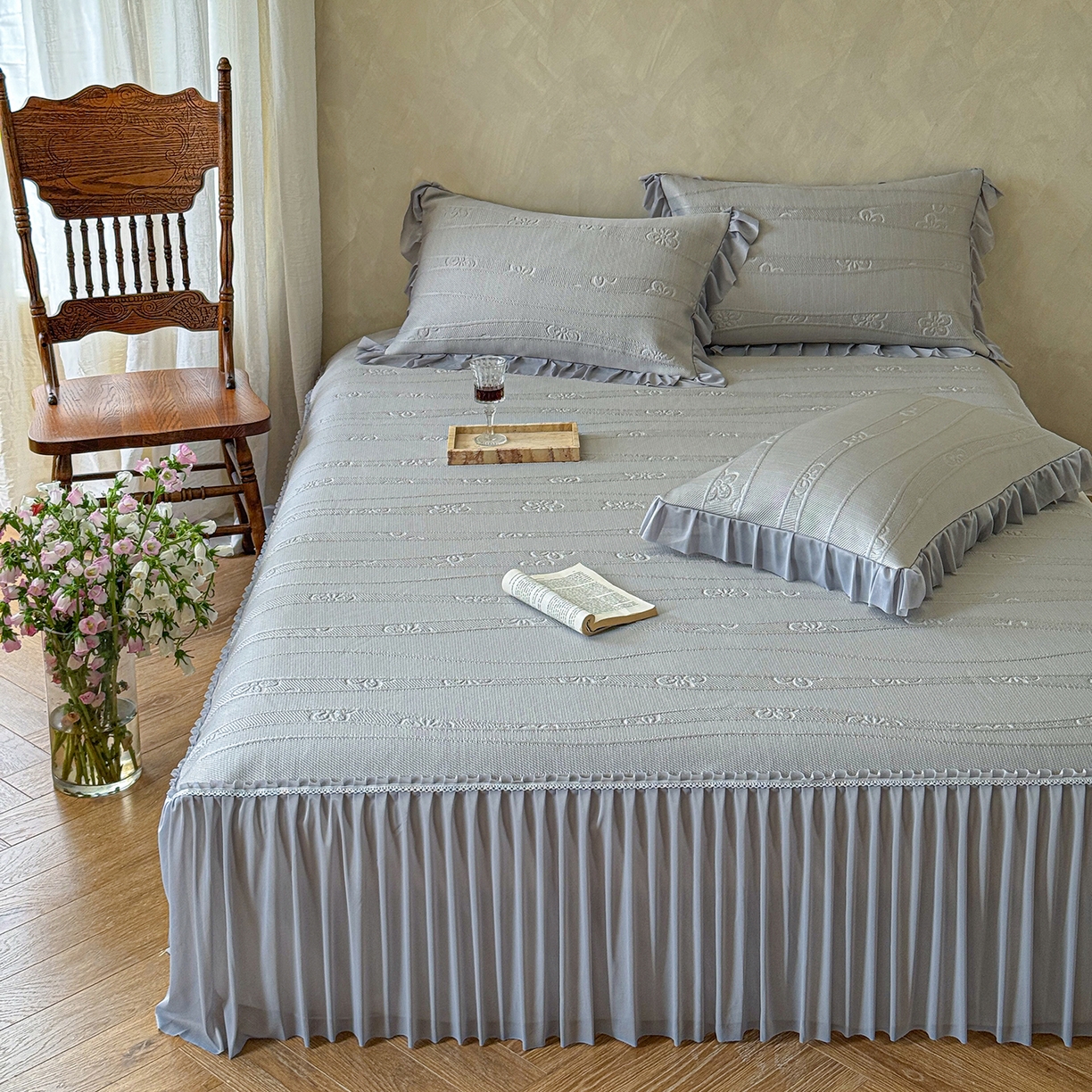 91家纺网 家纺一手货源 找家纺 亿品家纺 2026新款550克PE高分子单泡提花凉感复合床裙款凉席 雾夏花眠-灰(加厚三明治复合)