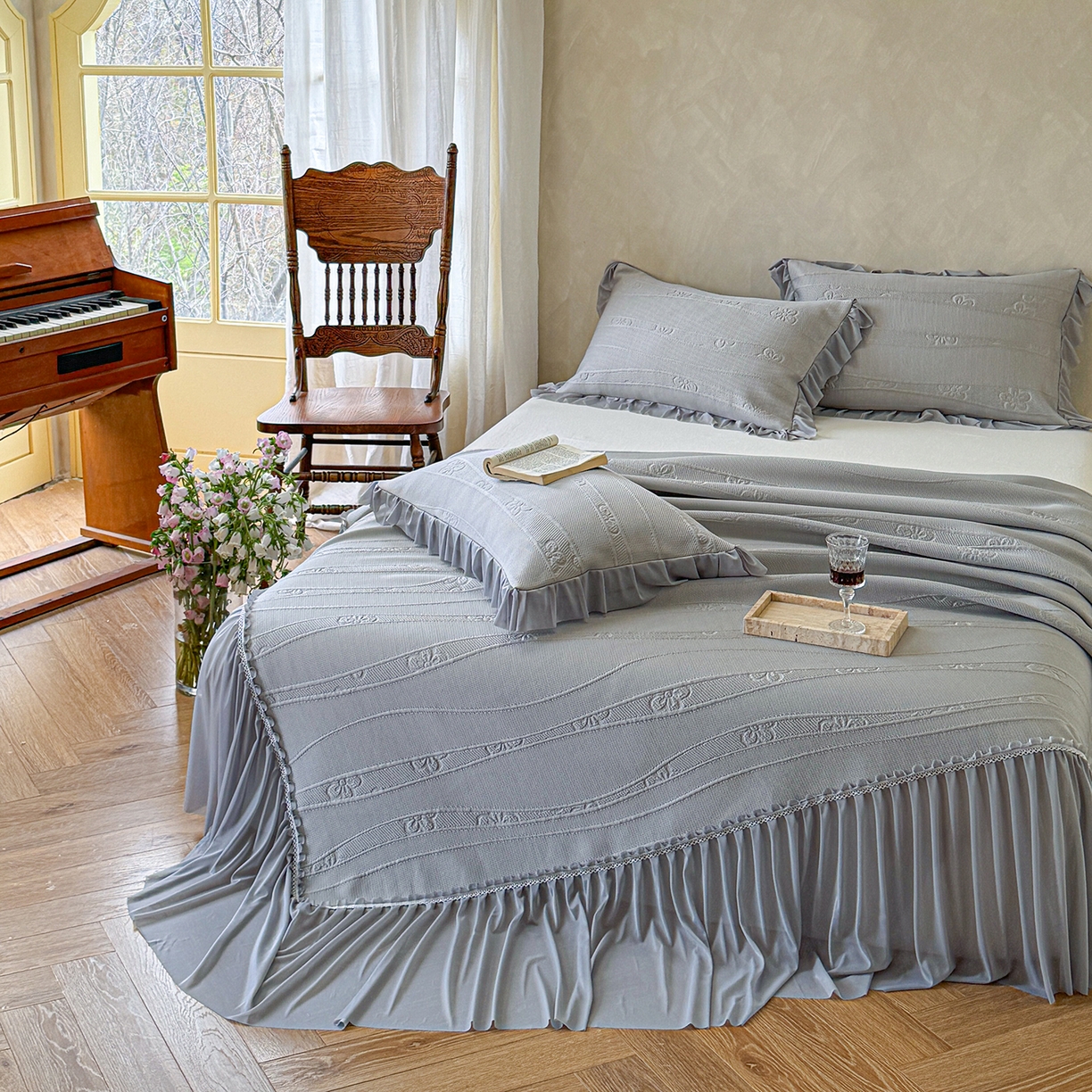 91家纺网 家纺一手货源 找家纺 亿品家纺 2026新款550克PE高分子单泡提花凉感复合床裙款凉席 雾夏花眠-灰(加厚三明治复合)