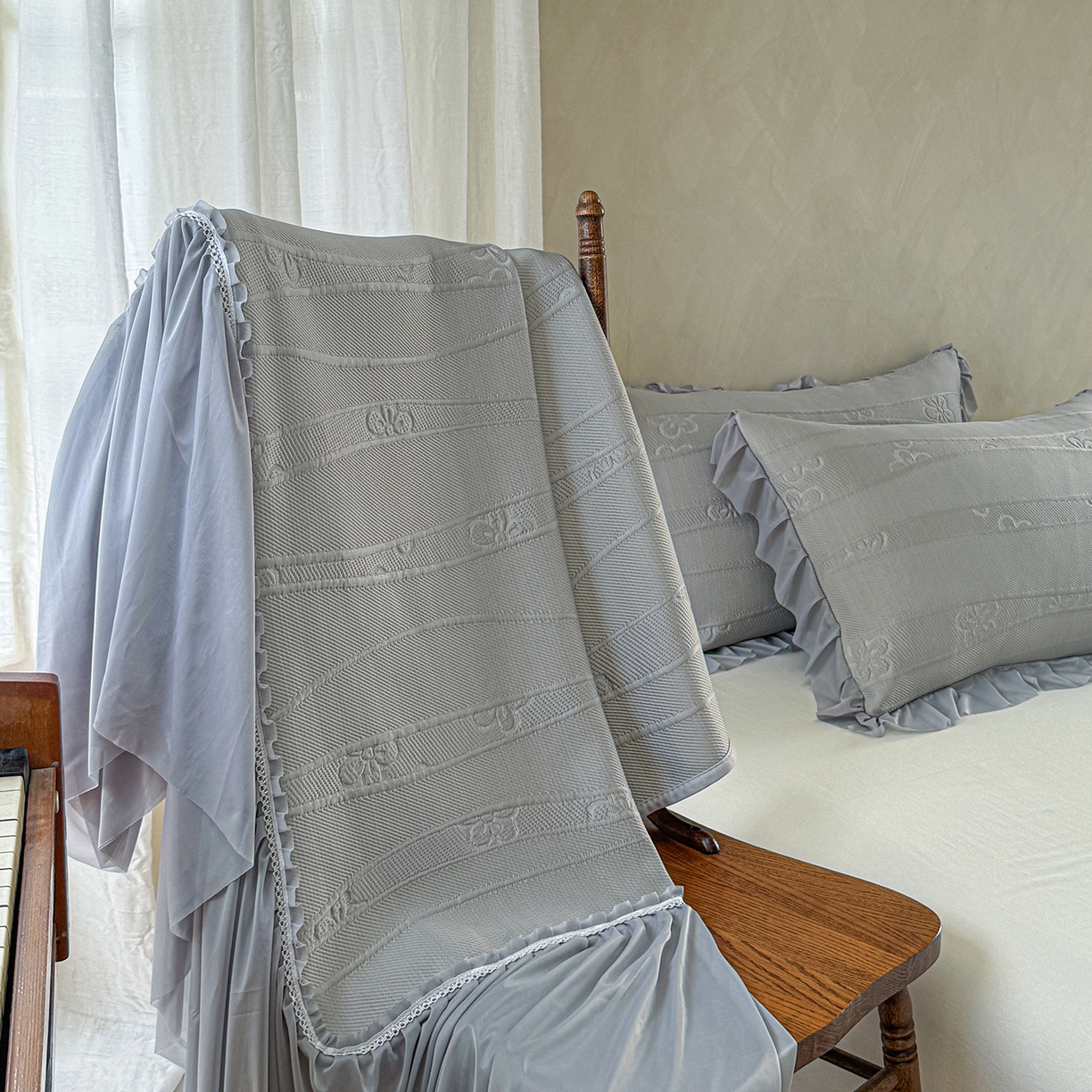 91家纺网 家纺一手货源 找家纺 亿品家纺 2026新款550克PE高分子单泡提花凉感复合床裙款凉席 雾夏花眠-灰(加厚三明治复合)