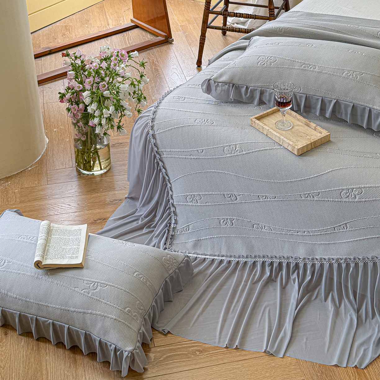 91家纺网 家纺一手货源 找家纺 亿品家纺 2026新款550克PE高分子单泡提花凉感复合床裙款凉席 雾夏花眠-灰(加厚三明治复合)