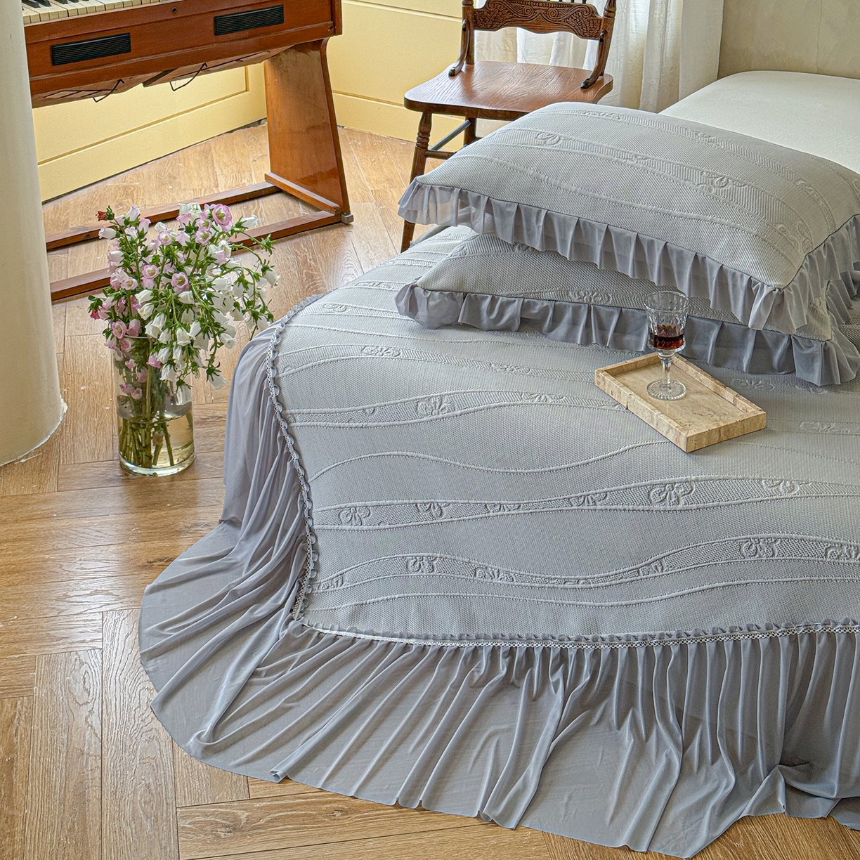 91家纺网 家纺一手货源 找家纺 亿品家纺 2026新款550克PE高分子单泡提花凉感复合床裙款凉席 雾夏花眠-灰(加厚三明治复合)