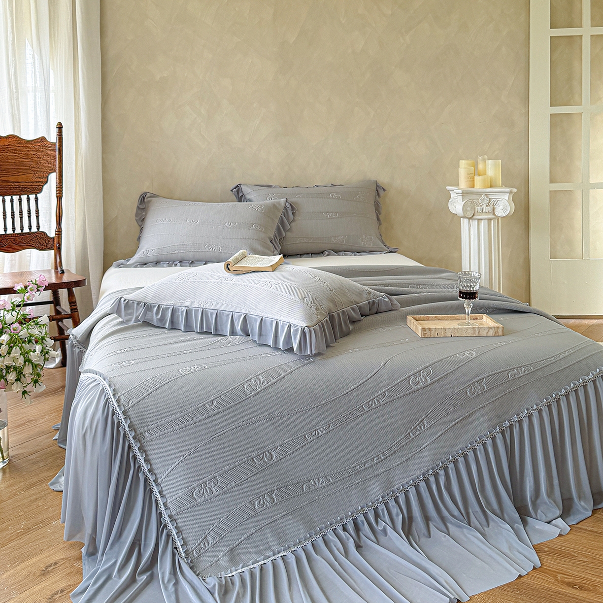 91家纺网 家纺一手货源 找家纺 亿品家纺 2026新款550克PE高分子单泡提花凉感复合床裙款凉席 雾夏花眠-灰(加厚三明治复合)