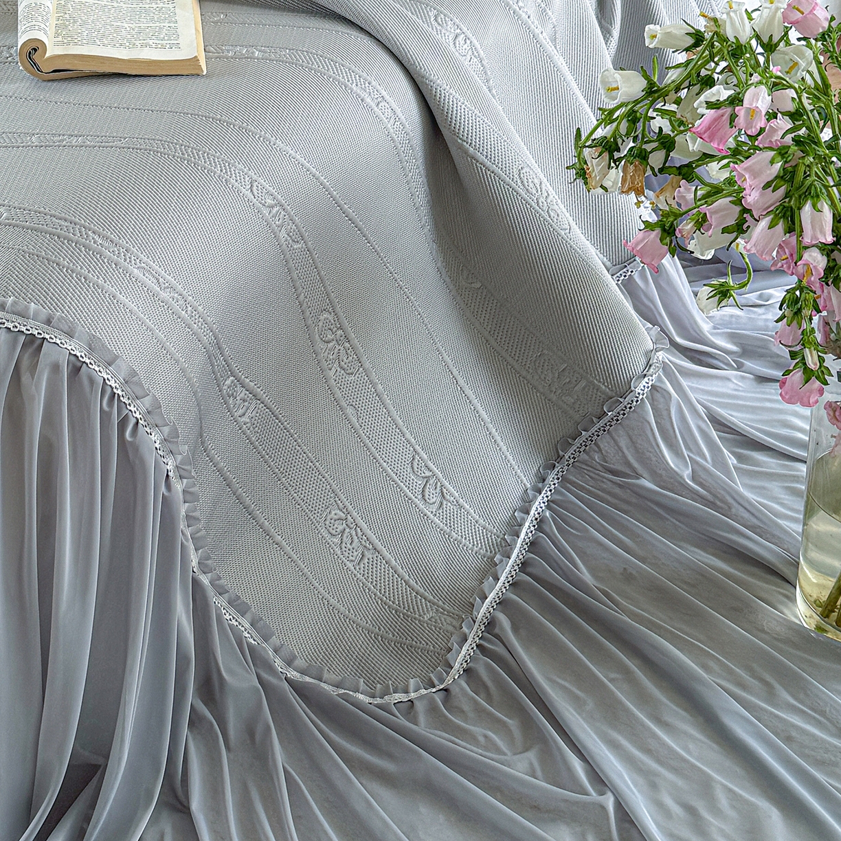 91家纺网 家纺一手货源 找家纺 亿品家纺 2026新款550克PE高分子单泡提花凉感复合床裙款凉席 雾夏花眠-灰(加厚三明治复合)