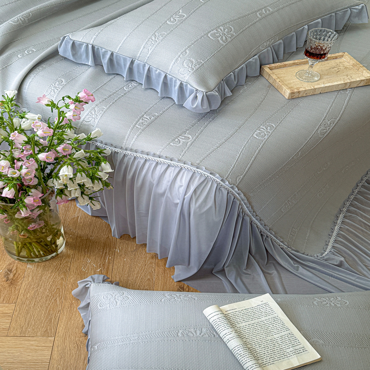 91家纺网 家纺一手货源 找家纺 亿品家纺 2026新款550克PE高分子单泡提花凉感复合床裙款凉席 雾夏花眠-灰(加厚三明治复合)