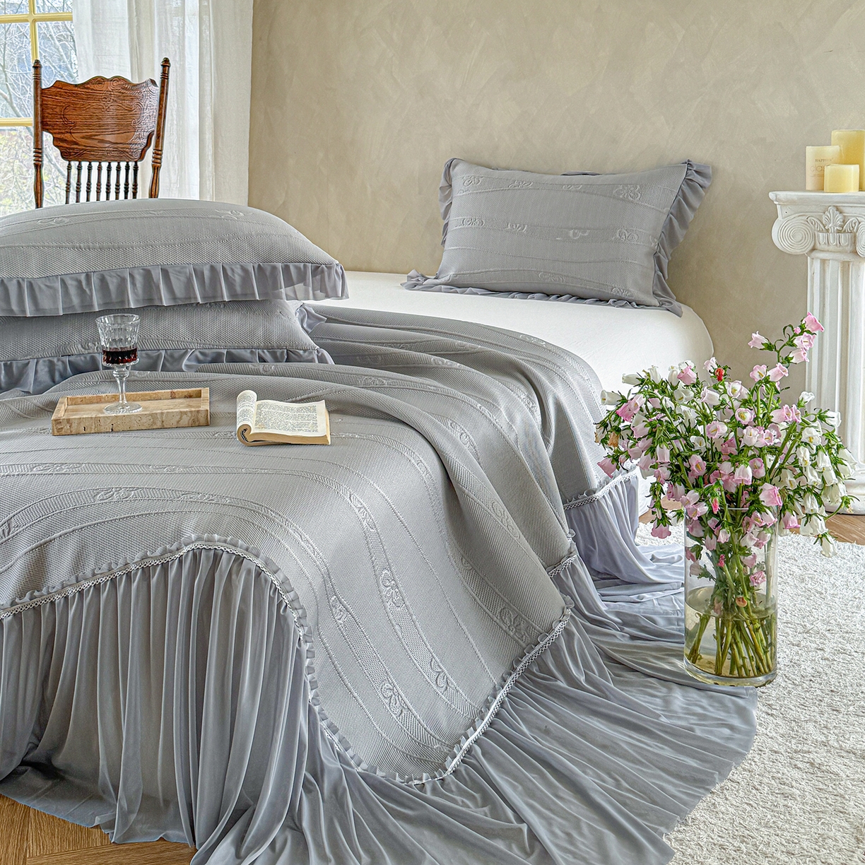 91家纺网 家纺一手货源 找家纺 亿品家纺 2026新款550克PE高分子单泡提花凉感复合床裙款凉席 雾夏花眠-灰(加厚三明治复合)