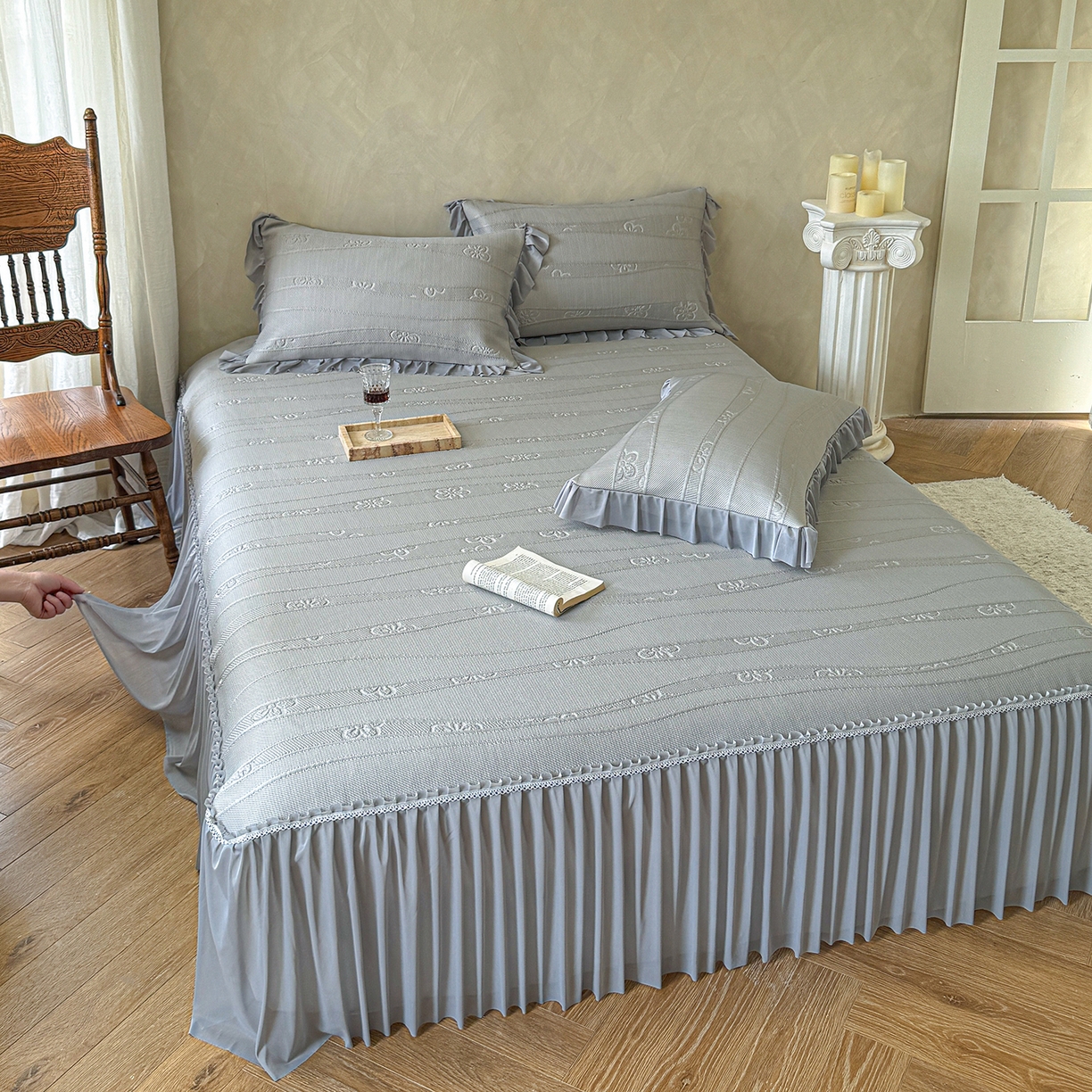 91家纺网 家纺一手货源 找家纺 亿品家纺 2026新款550克PE高分子单泡提花凉感复合床裙款凉席 雾夏花眠-灰(加厚三明治复合)