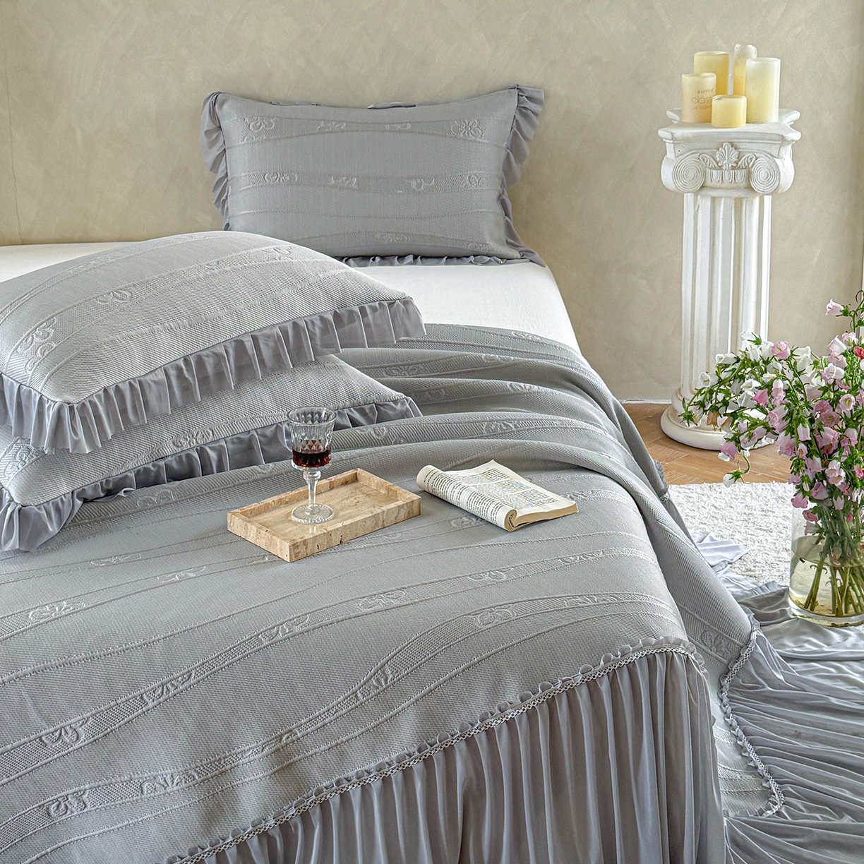 91家纺网 家纺一手货源 找家纺 亿品家纺 2026新款550克PE高分子单泡提花凉感复合床裙款凉席 雾夏花眠-灰(加厚三明治复合)