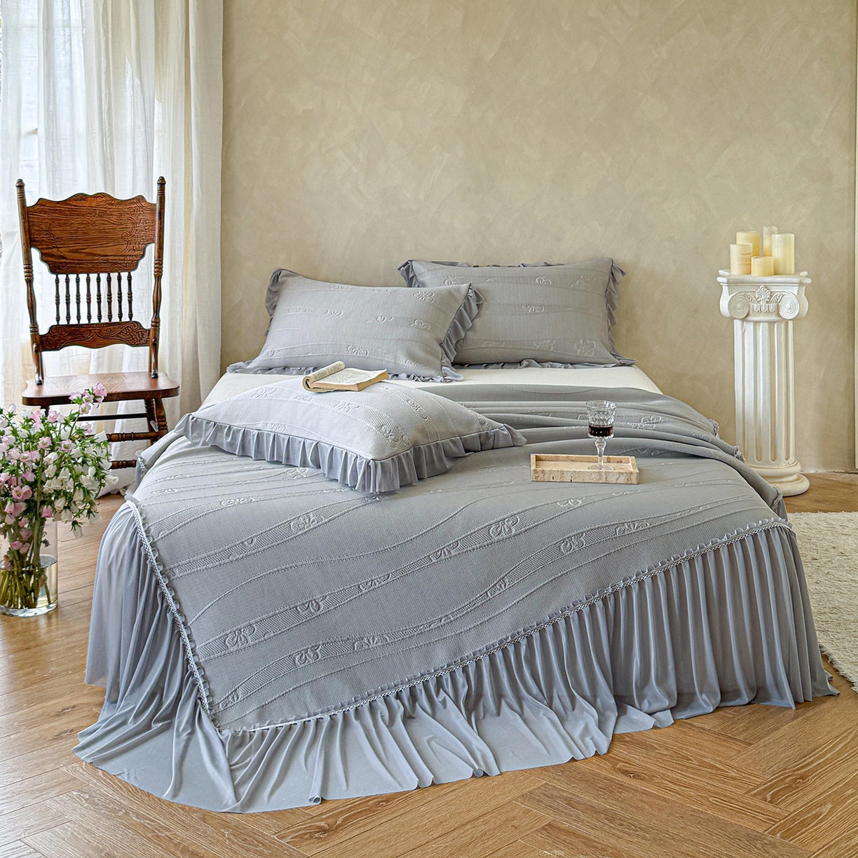 91家纺网 家纺一手货源 找家纺 亿品家纺 2026新款550克PE高分子单泡提花凉感复合床裙款凉席 雾夏花眠-灰(加厚三明治复合)