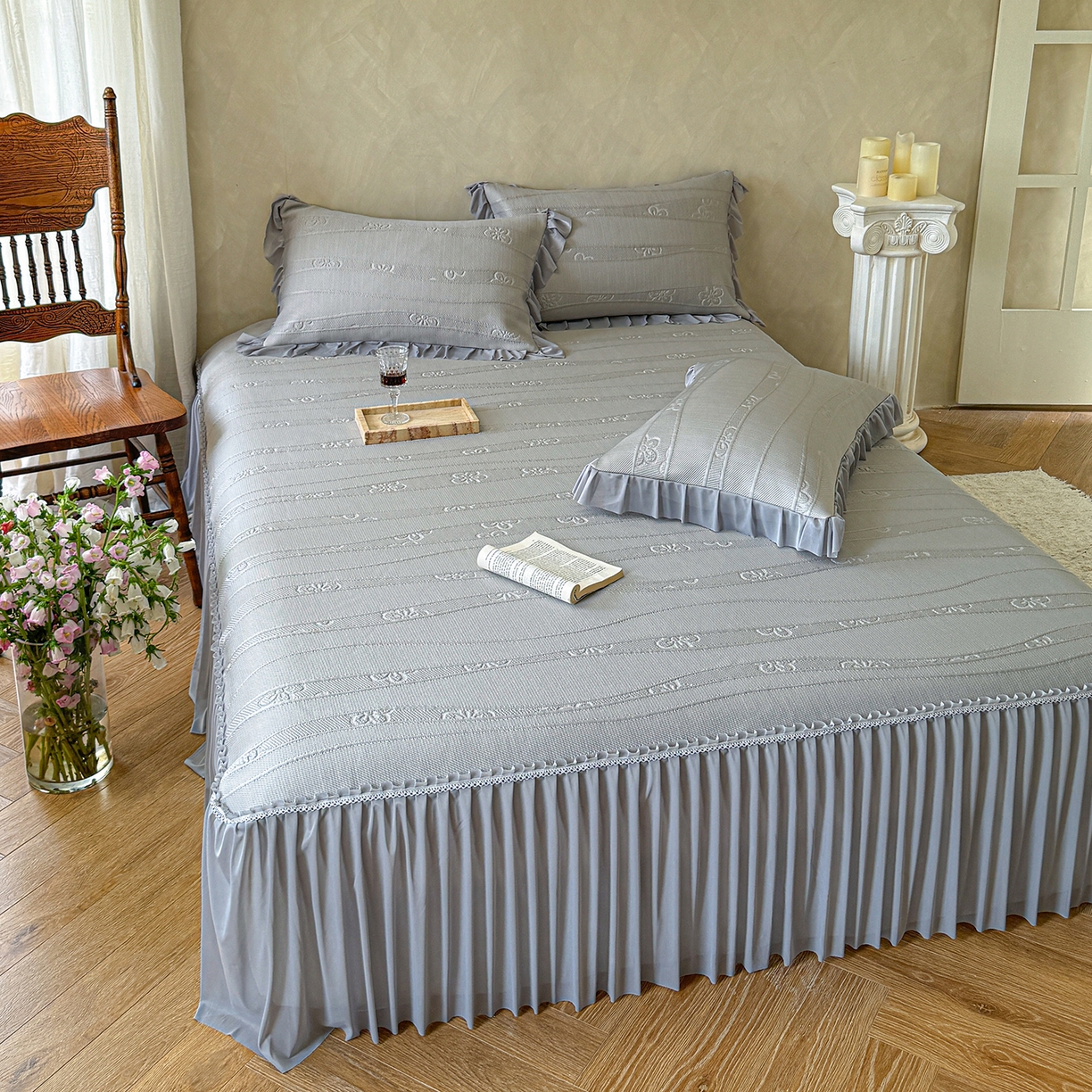 91家纺网 家纺一手货源 找家纺 亿品家纺 2026新款550克PE高分子单泡提花凉感复合床裙款凉席 雾夏花眠-灰(加厚三明治复合)