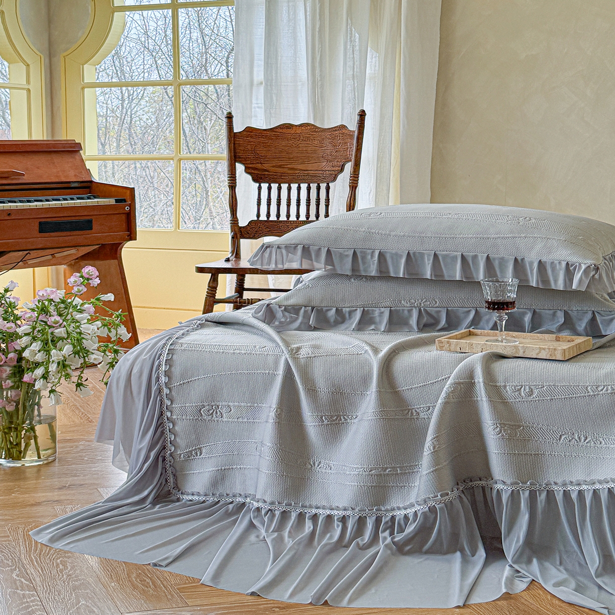 91家纺网 家纺一手货源 找家纺 亿品家纺 2026新款550克PE高分子单泡提花凉感复合床裙款凉席 雾夏花眠-灰(加厚三明治复合)