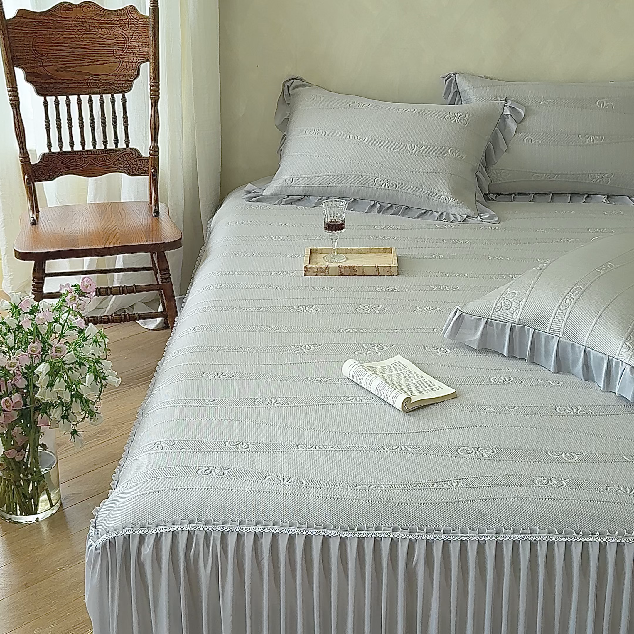 91家纺网 家纺一手货源 找家纺 亿品家纺 2026新款550克PE高分子单泡提花凉感复合床裙款凉席 雾夏花眠-灰(加厚三明治复合)