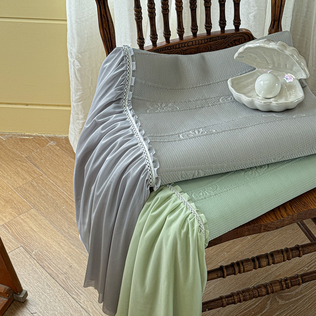 91家纺网 家纺一手货源 找家纺 亿品家纺 2026新款550克PE高分子单泡提花凉感复合床裙款凉席 雾夏花眠-绿(加厚三明治复合)