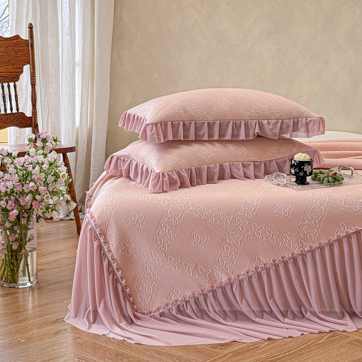 91家纺网 家纺一手货源 找家纺 亿品家纺 2026新款550克PE高分子单泡提花凉感复合床裙款凉席 月光织梦-粉(加厚三明治复合)