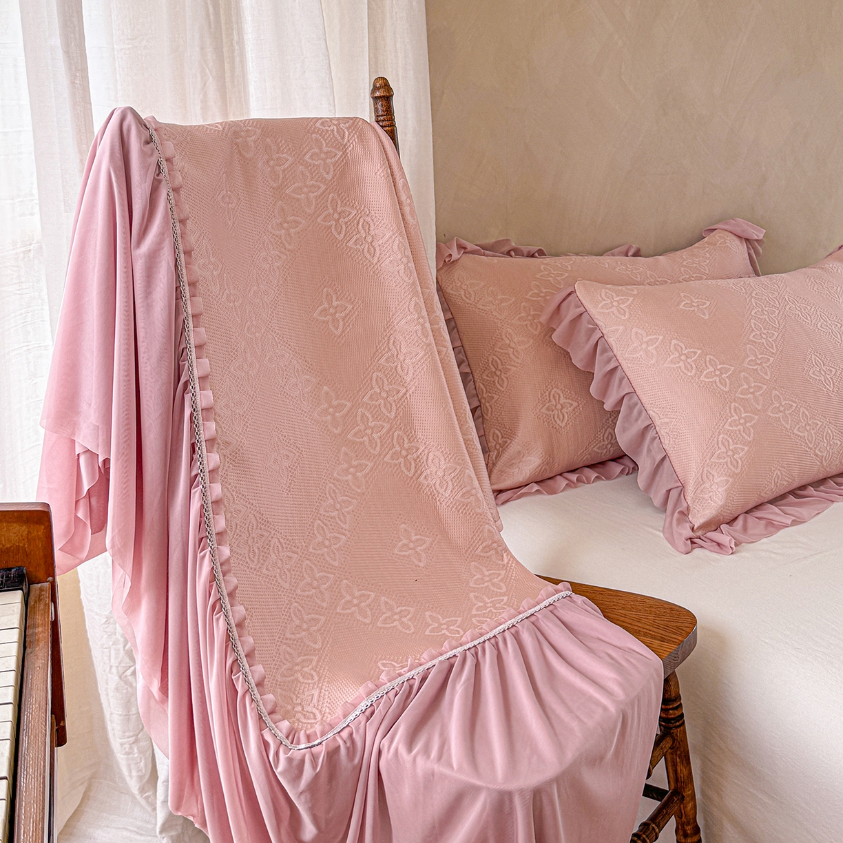 91家纺网 家纺一手货源 找家纺 亿品家纺 2026新款550克PE高分子单泡提花凉感复合床裙款凉席 月光织梦-粉(加厚三明治复合)