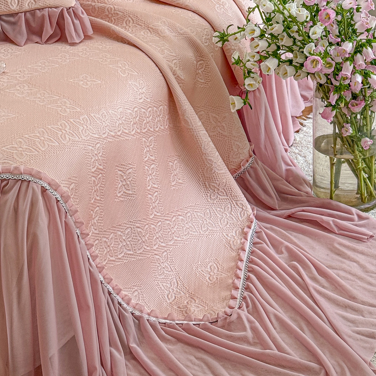 91家纺网 家纺一手货源 找家纺 亿品家纺 2026新款550克PE高分子单泡提花凉感复合床裙款凉席 月光织梦-粉(加厚三明治复合)