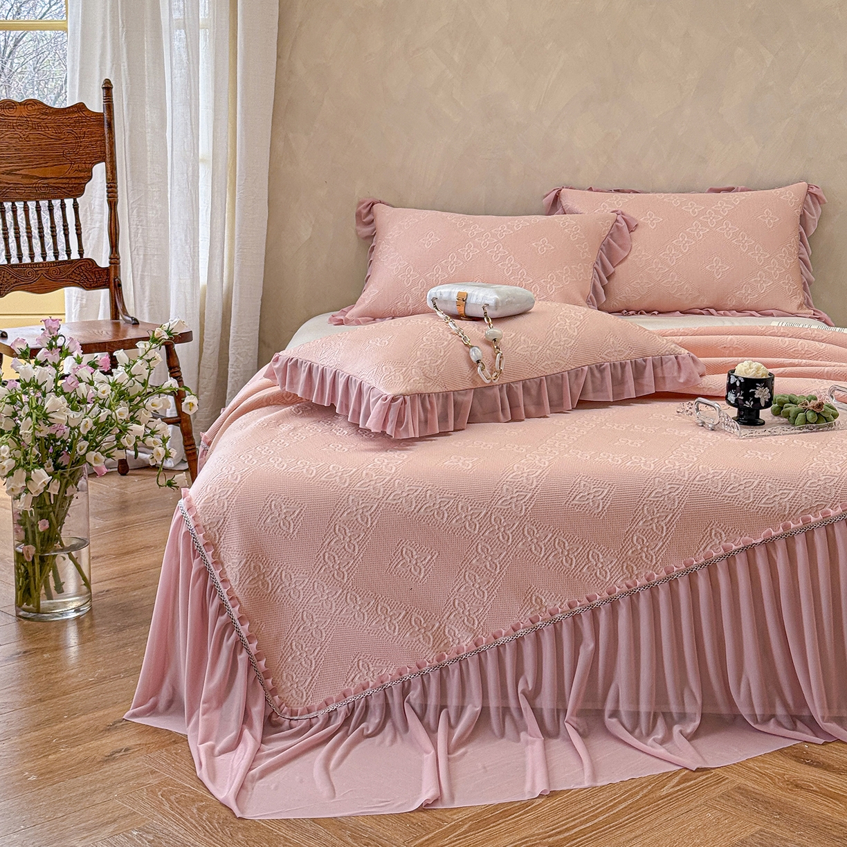 91家纺网 家纺一手货源 找家纺 亿品家纺 2026新款550克PE高分子单泡提花凉感复合床裙款凉席 月光织梦-粉(加厚三明治复合)