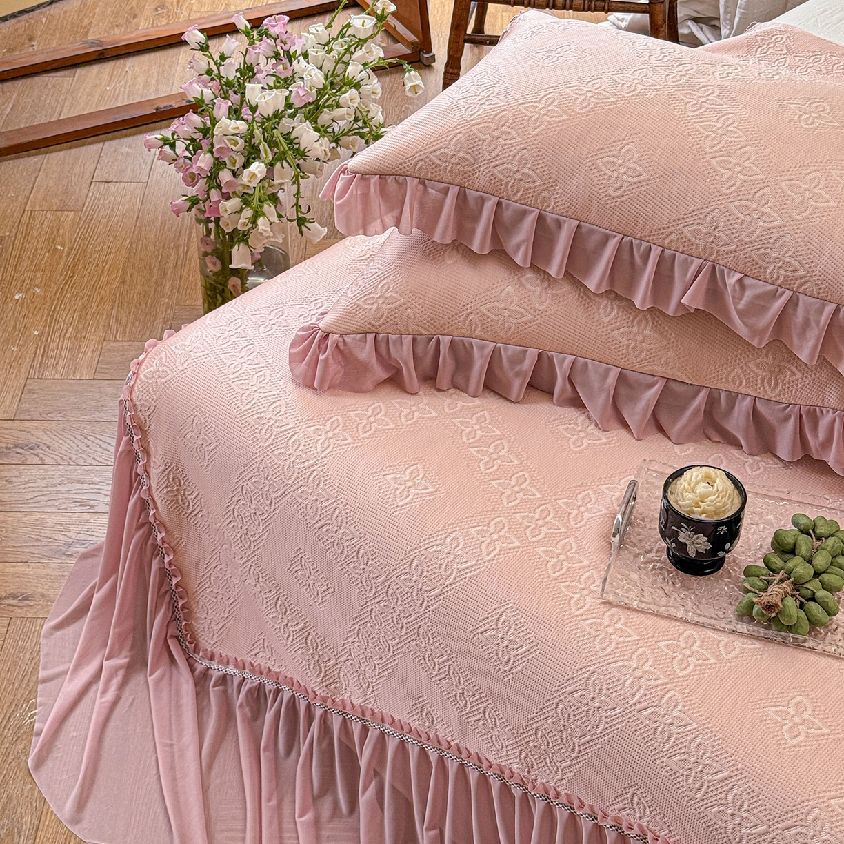 91家纺网 家纺一手货源 找家纺 亿品家纺 2026新款550克PE高分子单泡提花凉感复合床裙款凉席 月光织梦-粉(加厚三明治复合)