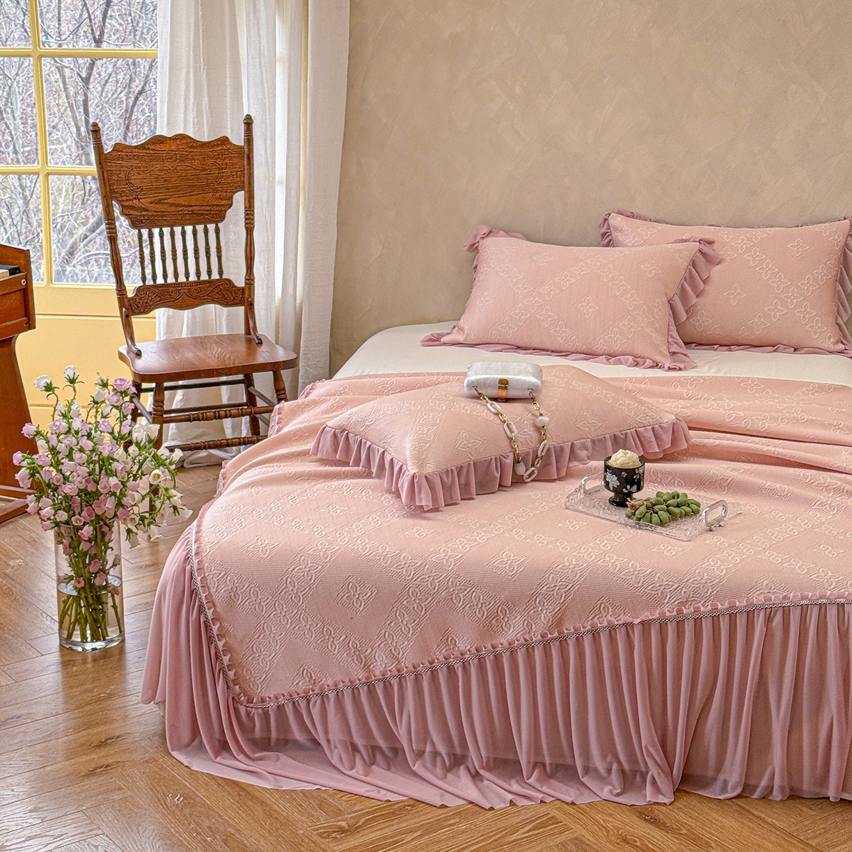 91家纺网 家纺一手货源 找家纺 亿品家纺 2026新款550克PE高分子单泡提花凉感复合床裙款凉席 月光织梦-粉(加厚三明治复合)