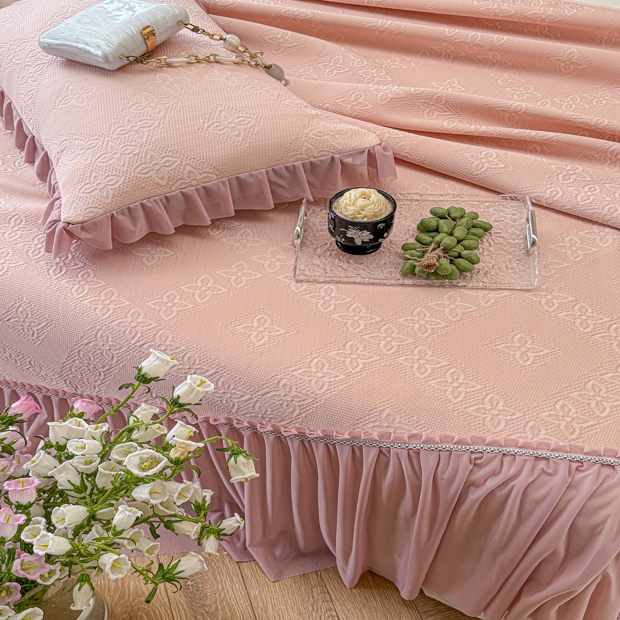 91家纺网 家纺一手货源 找家纺 亿品家纺 2026新款550克PE高分子单泡提花凉感复合床裙款凉席 月光织梦-粉(加厚三明治复合)