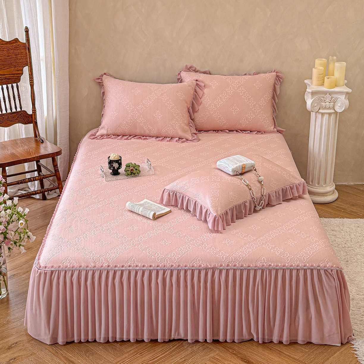 91家纺网 家纺一手货源 找家纺 亿品家纺 2026新款550克PE高分子单泡提花凉感复合床裙款凉席 月光织梦-粉(加厚三明治复合)