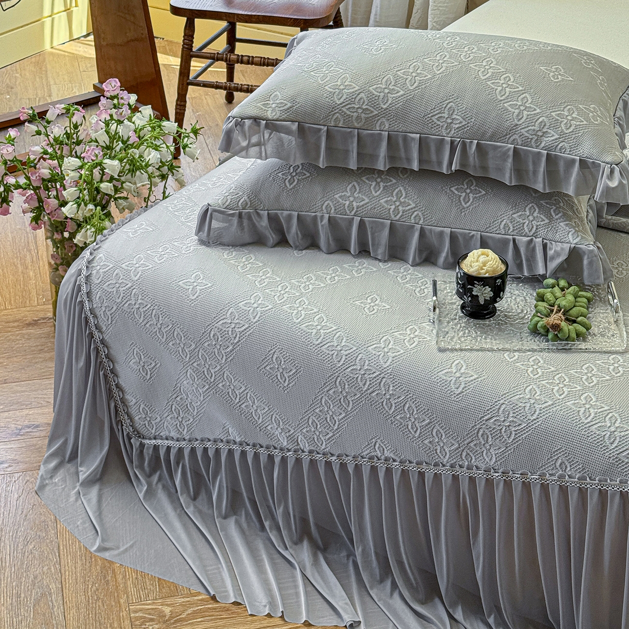 91家纺网 家纺一手货源 找家纺 亿品家纺 2026新款550克PE高分子单泡提花凉感复合床裙款凉席 月光织梦-灰(加厚三明治复合)