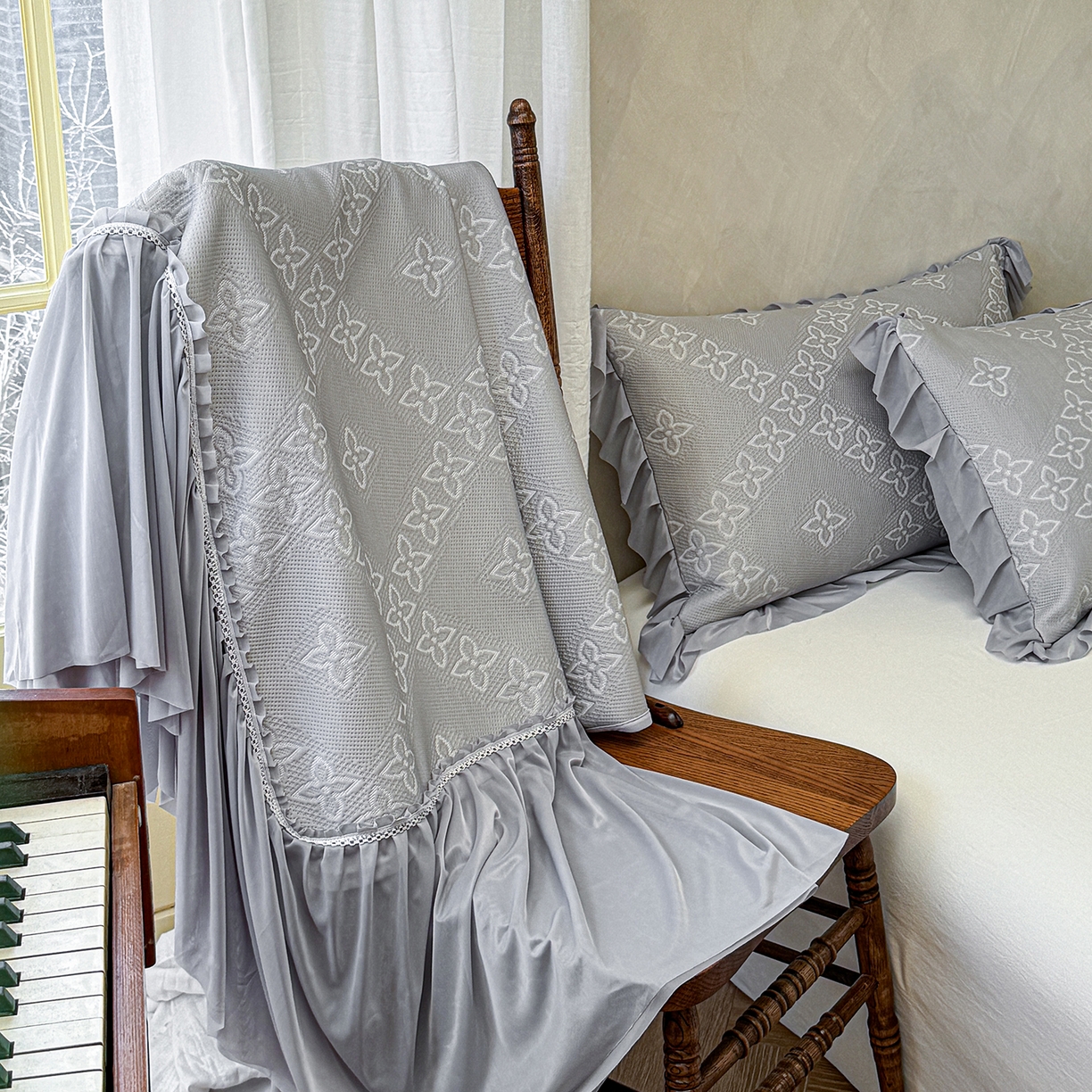 91家纺网 家纺一手货源 找家纺 亿品家纺 2026新款550克PE高分子单泡提花凉感复合床裙款凉席 月光织梦-灰(加厚三明治复合)