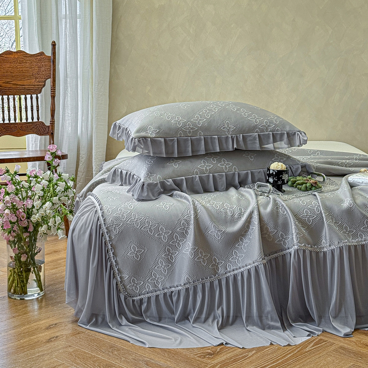 91家纺网 家纺一手货源 找家纺 亿品家纺 2026新款550克PE高分子单泡提花凉感复合床裙款凉席 月光织梦-灰(加厚三明治复合)