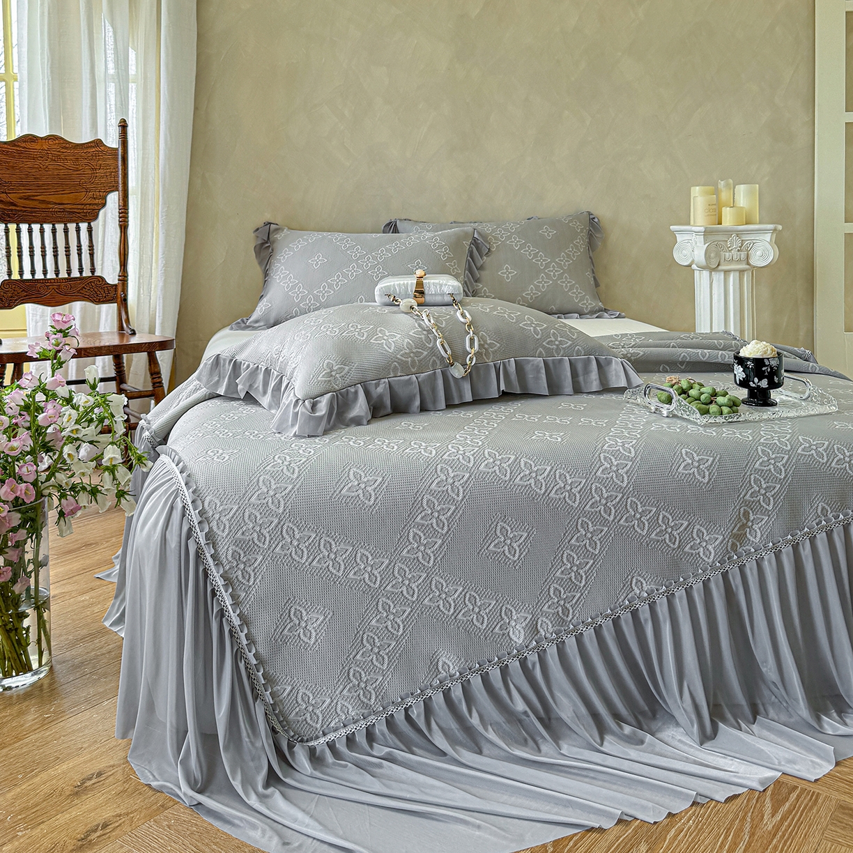 91家纺网 家纺一手货源 找家纺 亿品家纺 2026新款550克PE高分子单泡提花凉感复合床裙款凉席 月光织梦-灰(加厚三明治复合)