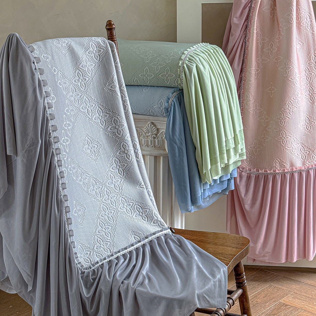 91家纺网 家纺一手货源 找家纺 亿品家纺 2026新款550克PE高分子单泡提花凉感复合床裙款凉席 月光织梦-灰(加厚三明治复合)