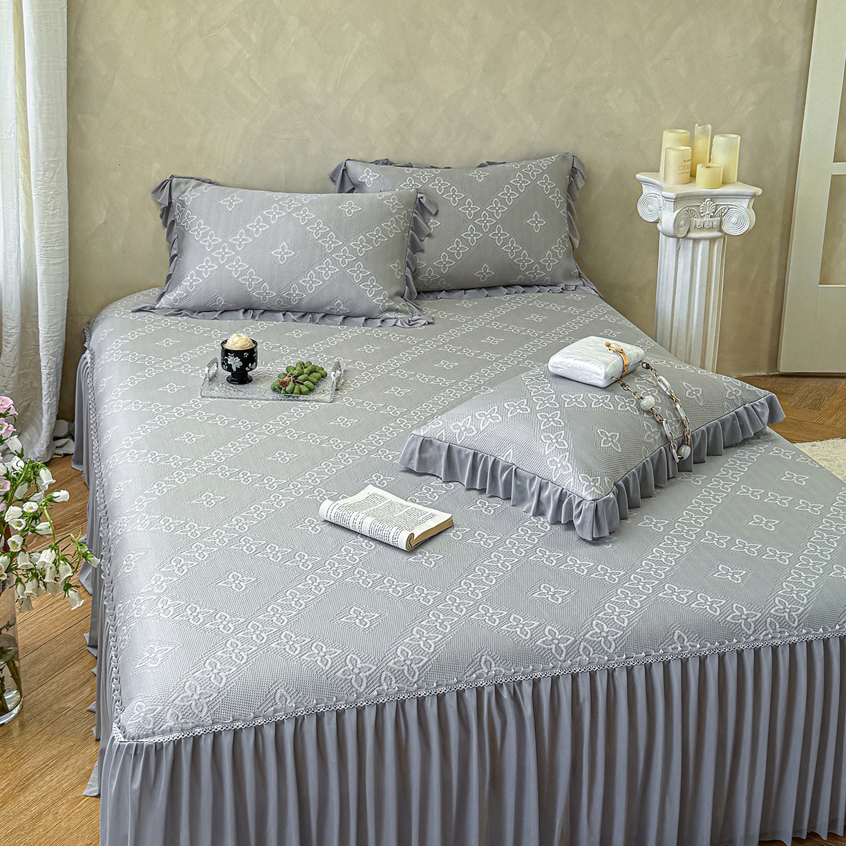 91家纺网 家纺一手货源 找家纺 亿品家纺 2026新款550克PE高分子单泡提花凉感复合床裙款凉席 月光织梦-灰(加厚三明治复合)