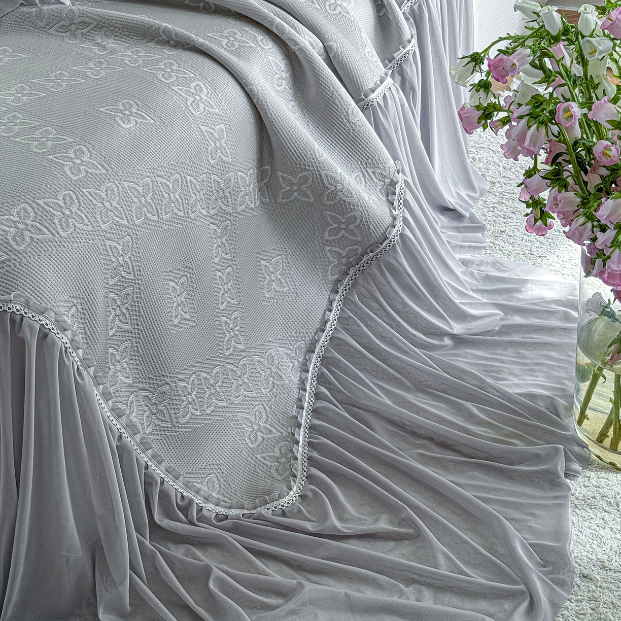 91家纺网 家纺一手货源 找家纺 亿品家纺 2026新款550克PE高分子单泡提花凉感复合床裙款凉席 月光织梦-灰(加厚三明治复合)