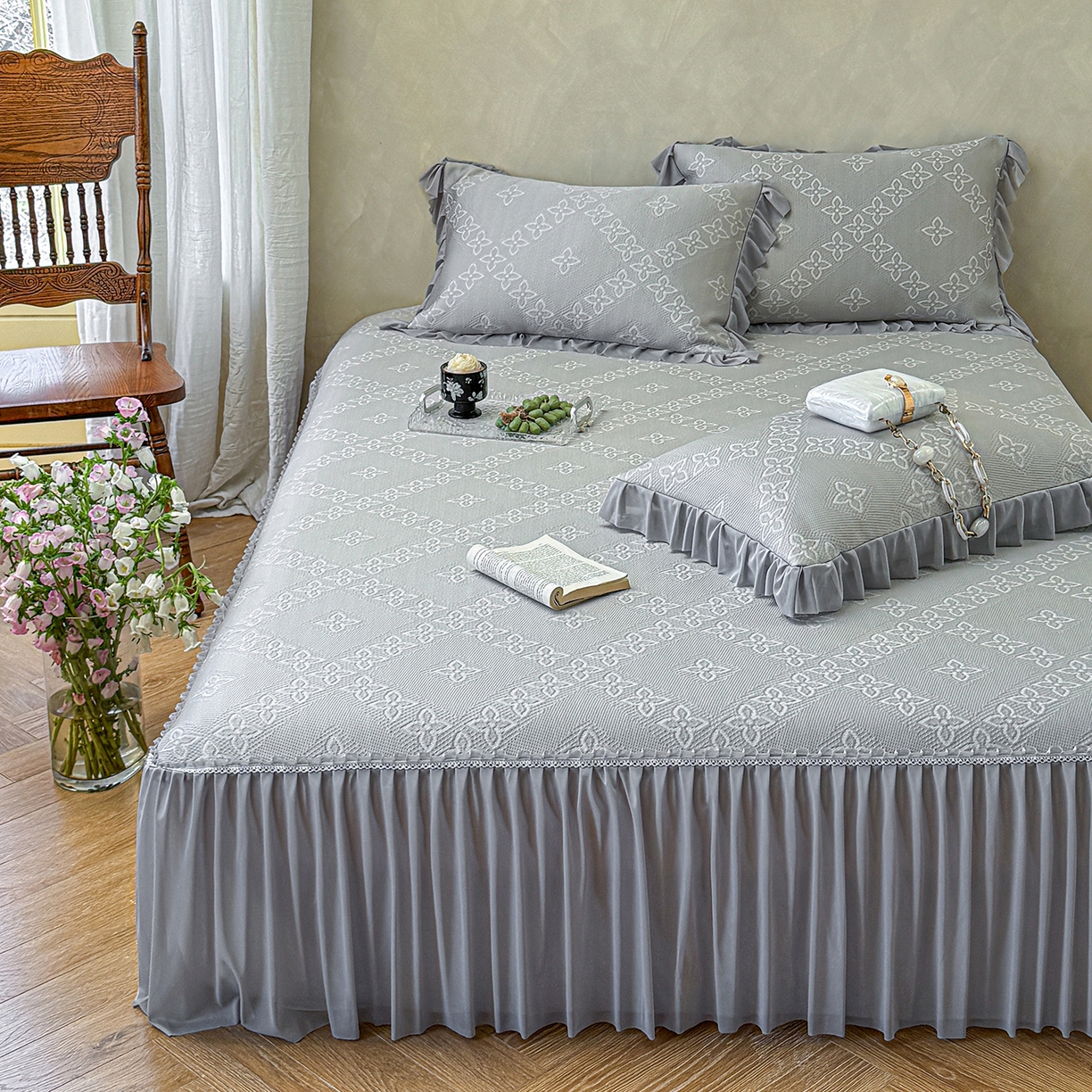 91家纺网 家纺一手货源 找家纺 亿品家纺 2026新款550克PE高分子单泡提花凉感复合床裙款凉席 月光织梦-灰(加厚三明治复合)