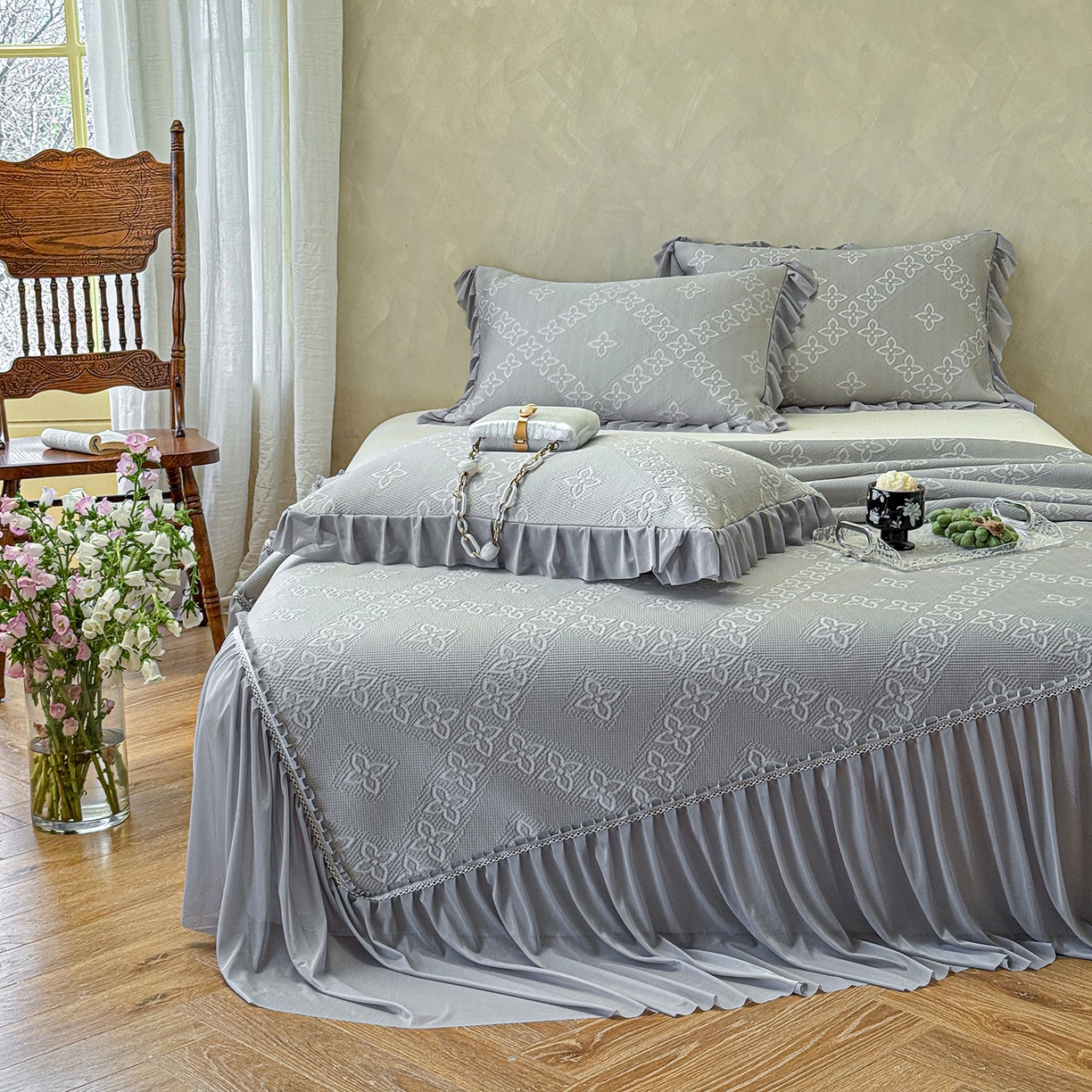 91家纺网 家纺一手货源 找家纺 亿品家纺 2026新款550克PE高分子单泡提花凉感复合床裙款凉席 月光织梦-灰(加厚三明治复合)