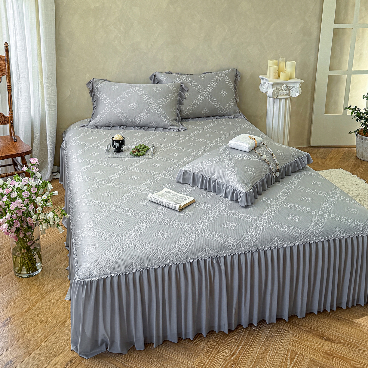 91家纺网 家纺一手货源 找家纺 亿品家纺 2026新款550克PE高分子单泡提花凉感复合床裙款凉席 月光织梦-灰(加厚三明治复合)