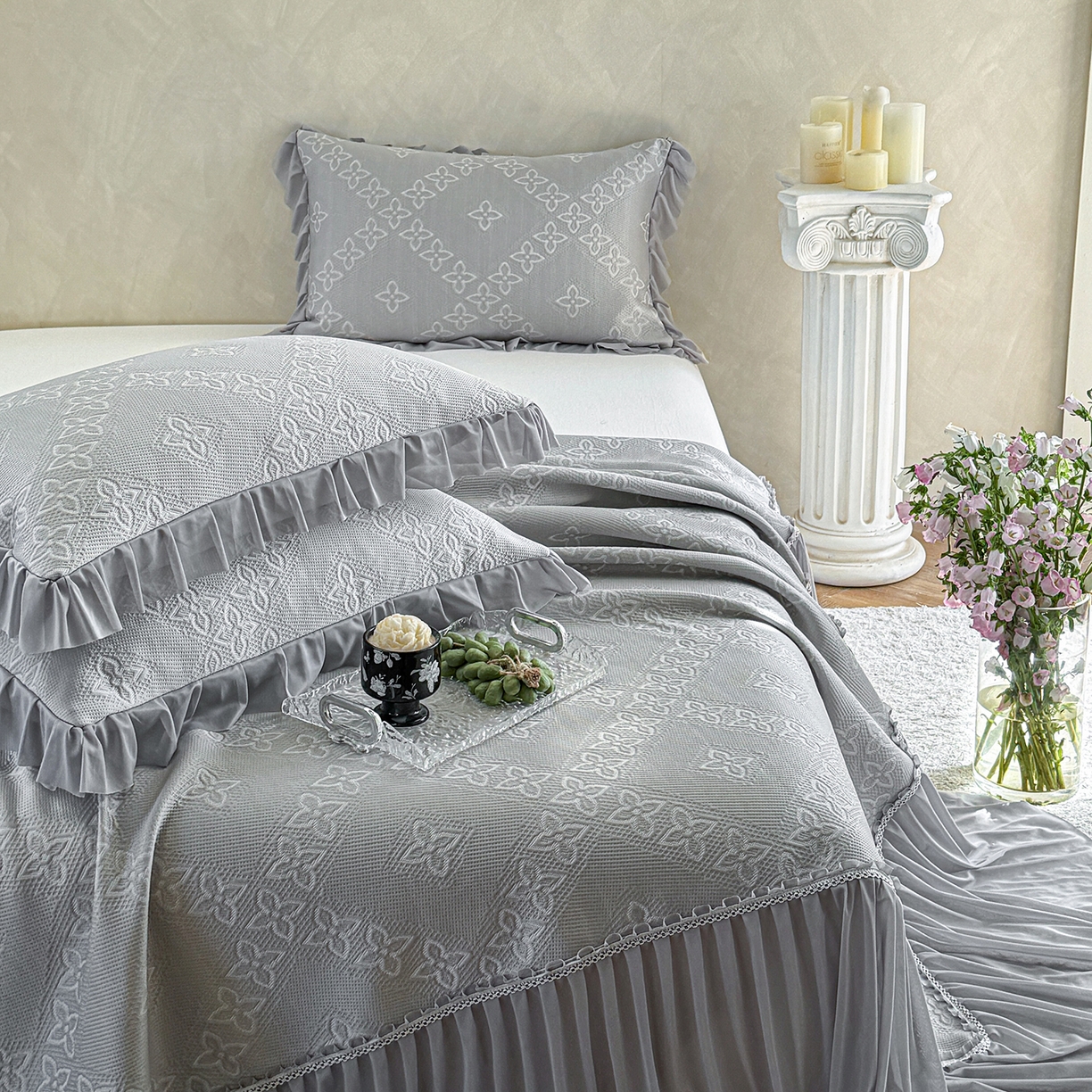 91家纺网 家纺一手货源 找家纺 亿品家纺 2026新款550克PE高分子单泡提花凉感复合床裙款凉席 月光织梦-灰(加厚三明治复合)