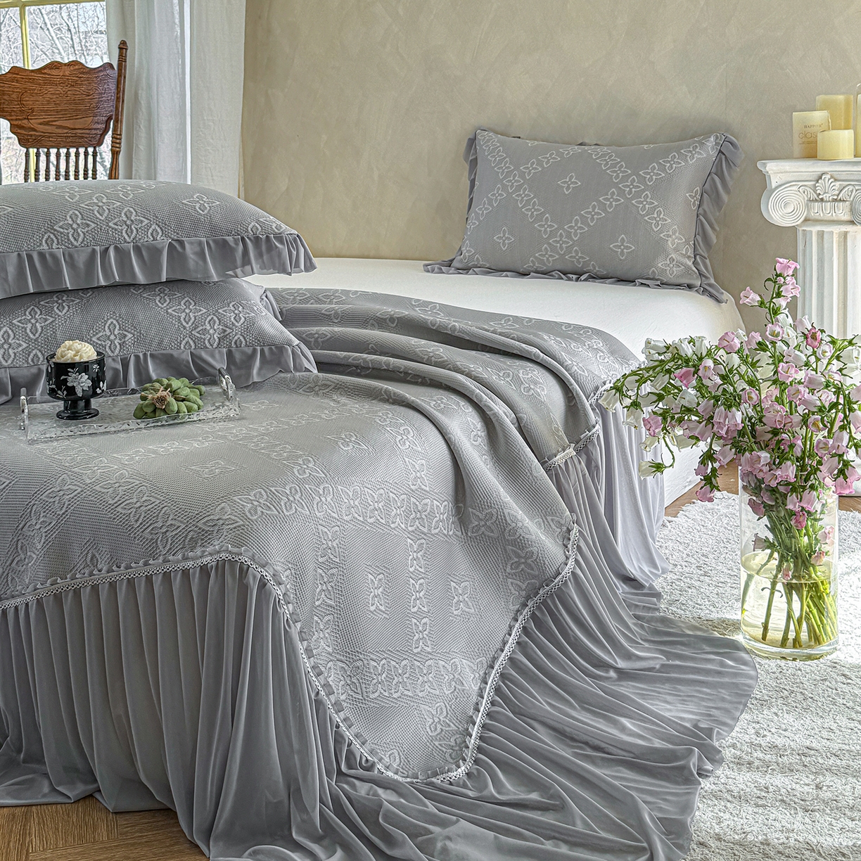 91家纺网 家纺一手货源 找家纺 亿品家纺 2026新款550克PE高分子单泡提花凉感复合床裙款凉席 月光织梦-灰(加厚三明治复合)