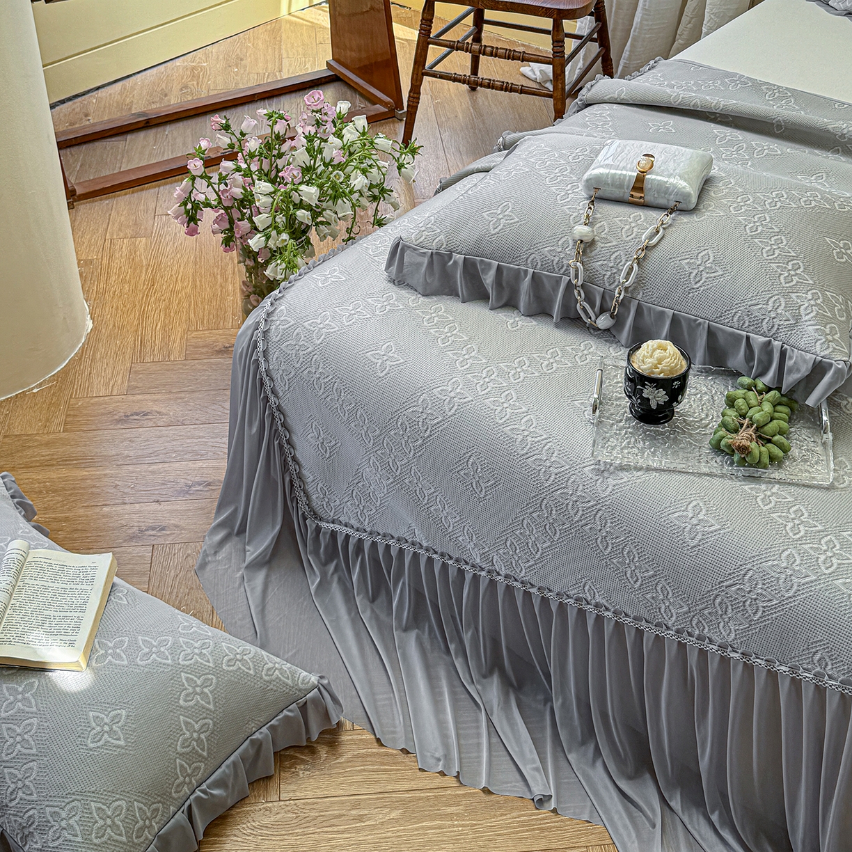 91家纺网 家纺一手货源 找家纺 亿品家纺 2026新款550克PE高分子单泡提花凉感复合床裙款凉席 月光织梦-灰(加厚三明治复合)