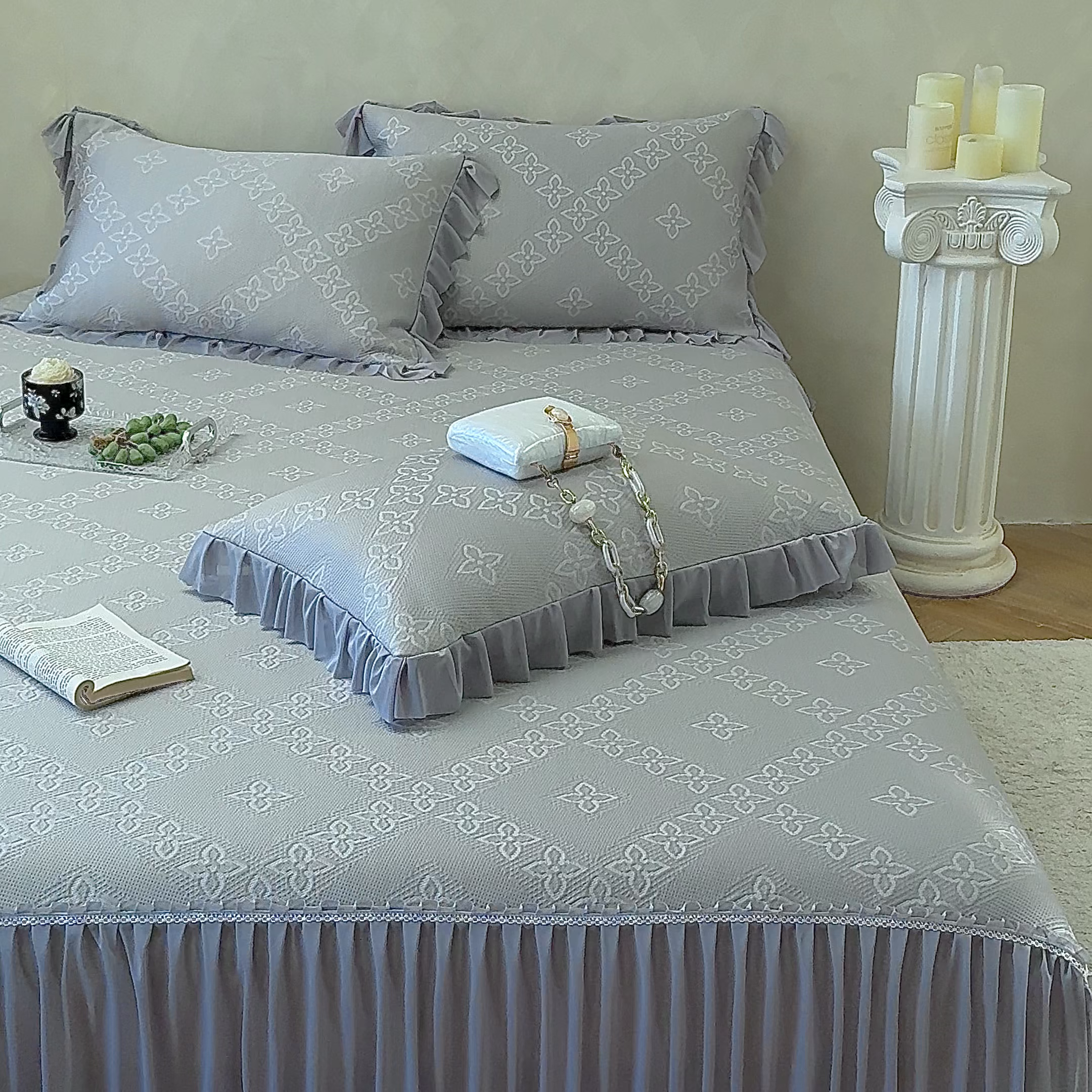 91家纺网 家纺一手货源 找家纺 亿品家纺 2026新款550克PE高分子单泡提花凉感复合床裙款凉席 月光织梦-灰(加厚三明治复合)